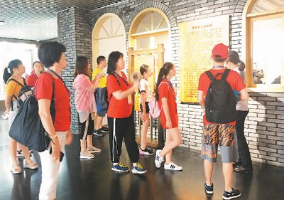 图:海外华裔青少年参访中国船政文化博物馆。(董雄杰) 图:海外华裔青少年参访中国船政文化博物馆。(董雄杰)
