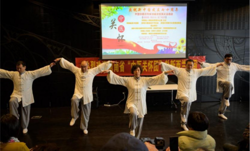 中医专家们为现场观众演示华佗养生功-五禽戏。(新西兰中华新闻通讯社/朱其平 摄) 中医专家们为现场观众演示华佗养生功-五禽戏。(新西兰中华新闻通讯社/朱其平 摄)