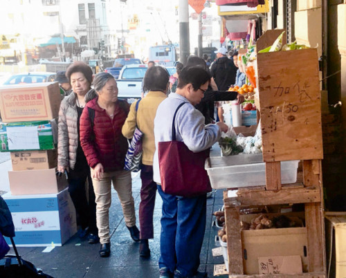 根據工務局規定,申請到行人道擺賣商品許可證的商戶只能在店門口2英尺內擺攤。(《世界日報》/黃少華 攝) 根據工務局規定,申請到行人道擺賣商品許可證的商戶只能在店門口2英尺內擺攤。(《世界日報》/黃少華 攝)