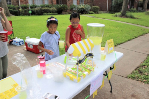 女童们向客人介绍自家产品，并调制柠檬水。(《世界日报》/郭宗岳 摄)