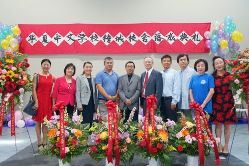 华夏中文学校与建设施工团队人员。(美国《世界日报》/贾忠 摄) 华夏中文学校与建设施工团队人员。(美国《世界日报》/贾忠 摄)