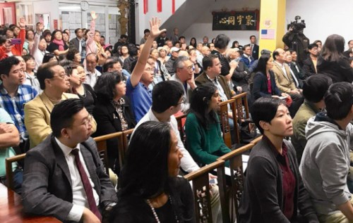 旧金山中华总会馆两周前举办治安会议，吸引300人参加，但没有市府及警局高层在场。（美国《世界日报》材料图 记者李秀兰摄）