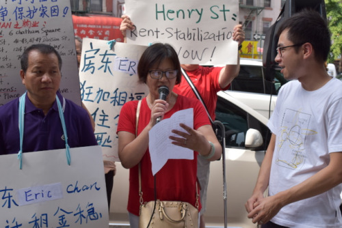 林女士認(rèn)為大樓明明就是穩(wěn)租樓,但房東卻隨意加租。(美國(guó)《世界日?qǐng)?bào)》/顏嘉瑩 攝) 林女士認(rèn)為大樓明明就是穩(wěn)租樓,但房東卻隨意加租。(美國(guó)《世界日?qǐng)?bào)》/顏嘉瑩 攝)