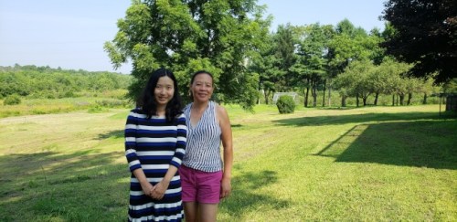 图：刘一星(左)与帮忙农场运作的亲人李丽娜。(《世界日报》记者 唐嘉丽)