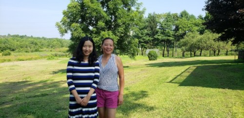 图:刘一星(左)与帮忙农场运作的亲人李丽娜。(《世界日报》记者 唐嘉丽) 图:刘一星(左)与帮忙农场运作的亲人李丽娜。(《世界日报》记者 唐嘉丽)