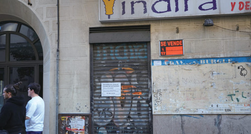 图：西班牙马德里某街道上张贴的卖房信息。(欧洲时报实习记者孔庆锐)