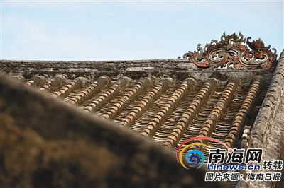 美宝村内部的老宅为传统民居，屋顶灰塑的犄角雕工精美。