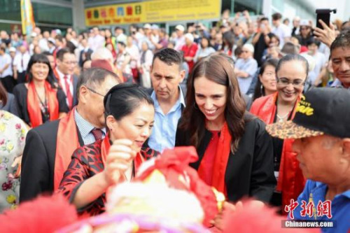 资料图：新西兰总理与华侨华人一起共度春节。中新社发 张健勇 摄