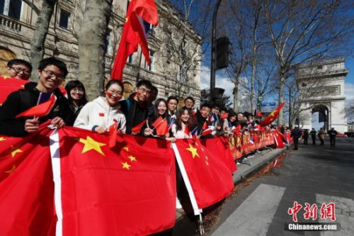 资料图：法国的华侨华人与留学生。中新社记者 盛佳鹏 摄