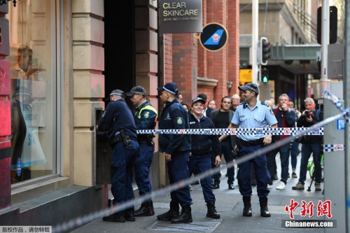 当地时间2019年8月13日，澳大利亚悉尼，澳大利亚悉尼市中心一名男子持刀袭击民众，警方发言人称，当地警方已经介入调查。有媒体报道称，至少一名女子被刺伤。据报道，警方表示，该名男子已被拘留。警方敦促公众出行避开事发点，即国王街和克拉伦斯街附近的区域。