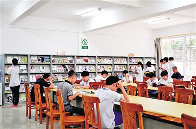 文昌中学，学生们在读书。