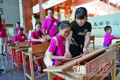 游学活动是白沙国学堂传统文化推广项目的一个品牌活动。图为市民在活动中体验小冈香制作技艺。江门市博物馆供图 游学活动是白沙国学堂传统文化推广项目的一个品牌活动。图为市民在活动中体验小冈香制作技艺。江门市博物馆供图