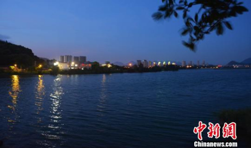 资料图：夜幕下的东湖湿地公园湖面，风景秀丽。　叶茂 摄