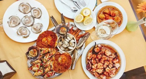 逝世蚝、海陈拼盘、加利西亚章鱼,正宗的西班牙好食是很有接收力的。(《欧洲时报》/马瑞 摄) 逝世蚝、海陈拼盘、加利西亚章鱼,正宗的西班牙好食是很有接收力的。(《欧洲时报》/马瑞 摄)