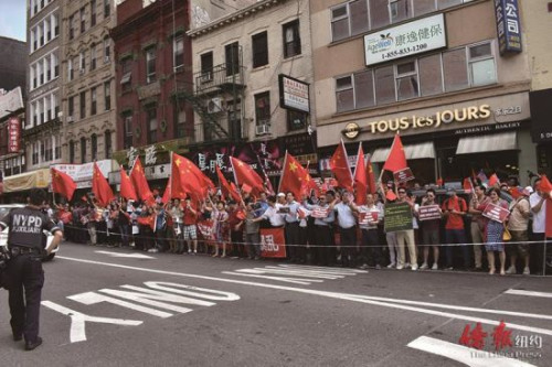 反对港独、支持一国两制的队伍声势浩大。(来源：纽约《侨报》尹英姿 摄)