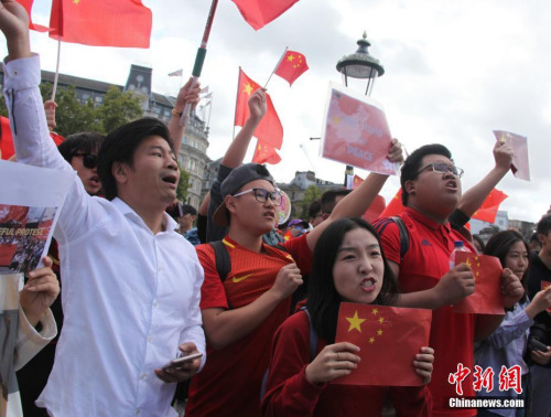 8月17日，旅居英国的华人华侨、中国留学生300多人自发聚集在伦敦市中心特拉法加广场、议会广场，与“乱港分子”组织的示威游行队伍对峙。人们挥舞中国国旗，高唱中国国歌，高喊“爱中国、爱香港”“反暴力、救香港”口号，声浪阵阵压过“乱港分子”阵营。图为现场群情激昂的华人青年。<a target='_blank' href='http://www.chinanews.com/'>中新社</a>记者 张平 摄