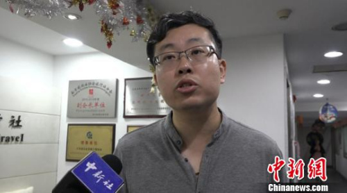 江苏金陵商务国际旅行社外联部经理雷鸣接受记者采访。　葛勇　摄