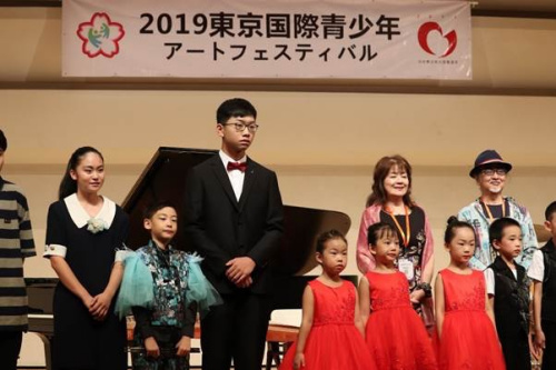 与评委们合影留念照片的李伊濛(正中)等人 与评委们合影留念照片的李伊濛(正中)等人