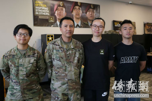 华裔军人在记者会上一起合影。侨报记者高睿摄 华裔军人在记者会上一起合影。侨报记者高睿摄