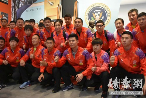 中国国家乒乓球队参观尼克松图书馆。侨报记者李青蔚摄 中国国家乒乓球队参观尼克松图书馆。侨报记者李青蔚摄