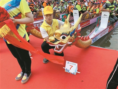 2019年佛山市首届百村(居)龙舟赛举行。