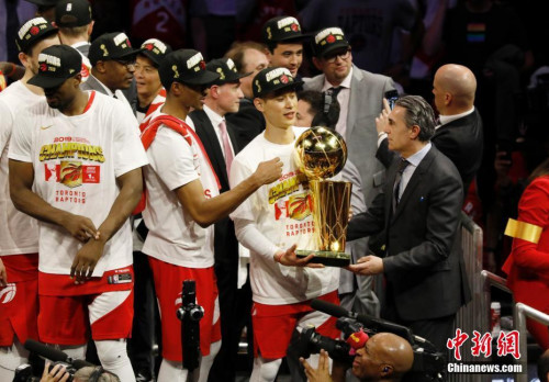 NBA总决赛猛龙4:2胜勇士夺队史首冠。<a target='_blank' href='http://www.chinanews.com/'>中新社</a>记者 刘关关摄 NBA总决赛猛龙4:2胜勇士夺队史首冠。<a target='_blank' href='http://www.chinanews.com/'>中新社</a>记者 刘关关摄