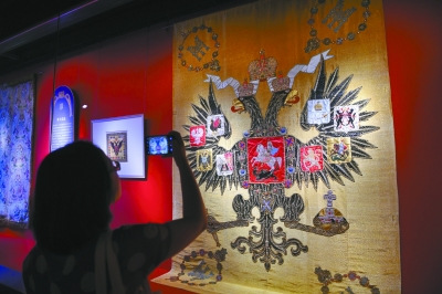 昨天,“穆穆之仪——来自莫斯科克里姆林宫的俄罗斯宫廷典礼”展在故宫神武门展厅开幕。《北京日报》记者 邓伟/摄 昨天,“穆穆之仪——来自莫斯科克里姆林宫的俄罗斯宫廷典礼”展在故宫神武门展厅开幕。《北京日报》记者 邓伟/摄