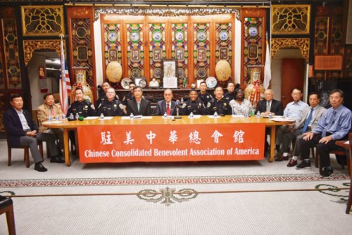 史考特(中)、雷蒙德(左四)、邝友信(左三)、易文耀(右六)等警察局领导层成员前往洛杉矶中华总会馆,与侨界商讨华埠防罪对策,李兆祥(左二)提出多项建议。左六为邓海波,左五为黄楚文。(美国《世界日报》记者 黄少华 摄) 史考特(中)、雷蒙德(左四)、邝友信(左三)、易文耀(右六)等警察局领导层成员前往洛杉矶中华总会馆,与侨界商讨华埠防罪对策,李兆祥(左二)提出多项建议。左六为邓海波,左五为黄楚文。(美国《世界日报》记者 黄少华 摄)