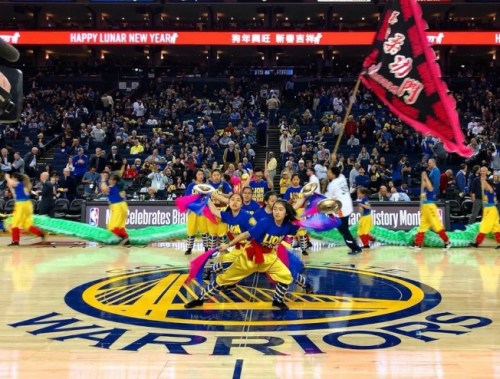 柔功门经常获邀在勇士队篮球比赛中表演舞龙舞狮，将中国武术带进美国主流小区。(美国《世界日报》李彪提供)