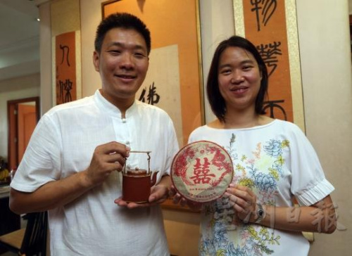 赖贞瑝送给太太戴心怡的求婚礼物是朱泥羊桶提梁壶。(马来西亚《星洲日报》/陈启基 摄)