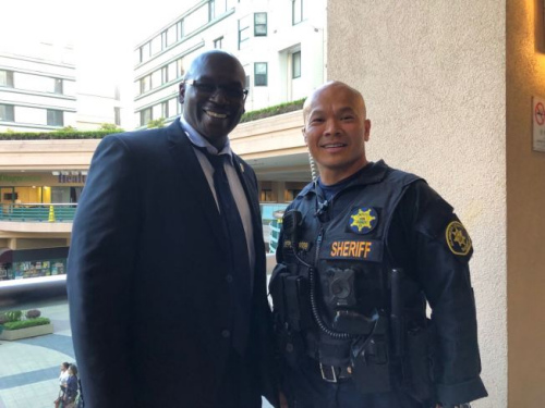 阿拉米达县县警队长卡洛(左)和警员黄能(右)表示,县警费时两个月跟踪、抓捕一个在华埠作案数年的非裔砸车嫌犯,此人涉及华埠150辆车的偷窃案件。(美国《世界日报》记者刘先进 摄) 阿拉米达县县警队长卡洛(左)和警员黄能(右)表示,县警费时两个月跟踪、抓捕一个在华埠作案数年的非裔砸车嫌犯,此人涉及华埠150辆车的偷窃案件。(美国《世界日报》记者刘先进 摄)