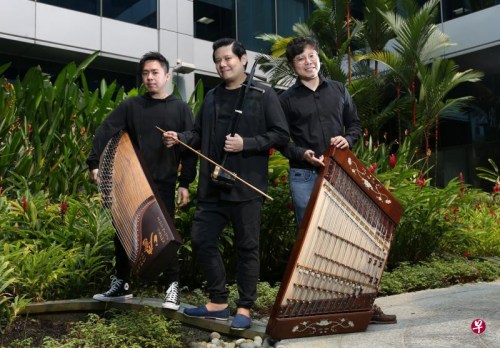 “念乐团”成员：吴立志(右起)演奏扬琴，辛宗桦负责拉二胡，而谢剑铭则擅长古筝。(新加坡《联合早报》/谢智扬 摄)