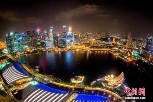 资料图：从新加坡滨海湾金沙酒店俯瞰夜色。 <a target='_blank' href='http://www.chinanews.com/' >中新网</a>记者 富宇 摄