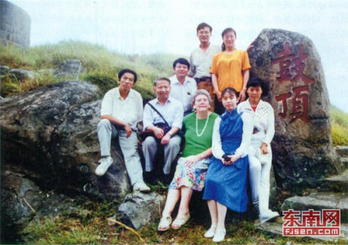 1992年8月，加德纳夫人伊丽莎白（前排中）一行人登上鼓岭顶峰鼓顶。