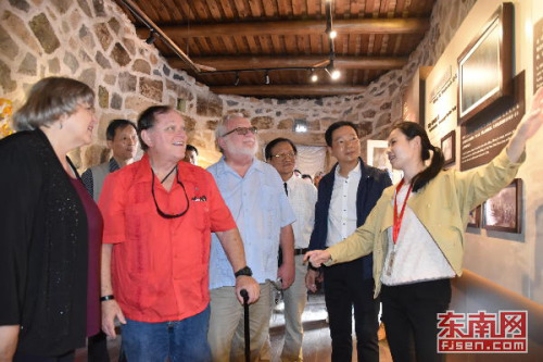 2018年10月，穆言灵、加里·加德纳和李·加德纳参观加德纳纪念馆。