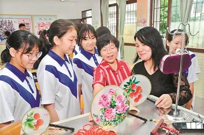 近距离接触民间工艺制作过程,才能深入理解其背后的文化内涵 近距离接触民间工艺制作过程,才能深入理解其背后的文化内涵