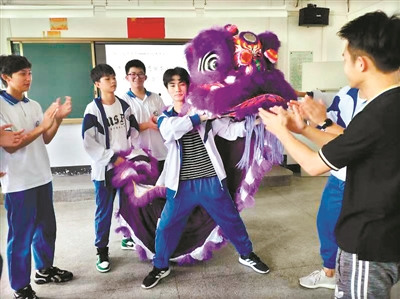 学生们在学习醒狮的相关知识 学生们在学习醒狮的相关知识