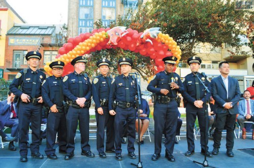 警察局长施革向小区民众介绍警员。(图片来源：美国《星岛日报》刘玉姝/摄)