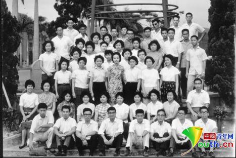 1962年叶嘉莹和台大中文系一年级学生合影。南开大学供图
