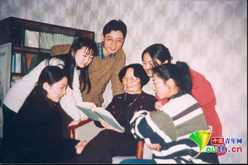 　这是叶嘉莹1999年在南开大学与研究生讨论的照片，2019年教师节，南开大学为叶嘉莹颁发终身成就奖。南开大学供图