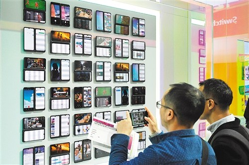 图为参观者在一面手机展示墙前拍照留念。本报驻柏林记者 谢飞/摄 图为参观者在一面手机展示墙前拍照留念。本报驻柏林记者 谢飞/摄