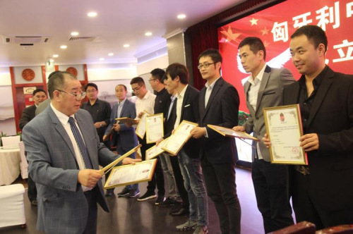 活动上,吴六金会长向新增副会长高文斌、陈悦琳、贾孟德、郭立明、邓德成、冯士宝、赖振华、潘智艺,林国章、刘云朋、林衍、季增智等12人颁发聘书。 活动上,吴六金会长向新增副会长高文斌、陈悦琳、贾孟德、郭立明、邓德成、冯士宝、赖振华、潘智艺,林国章、刘云朋、林衍、季增智等12人颁发聘书。
