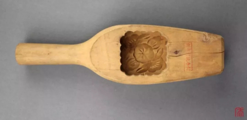 图为华人带至海外的木质月饼模具图源：广东华侨博物馆微信公众号