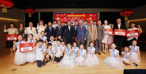 出席活动的嘉宾们与获奖选手合影留念。(韩国《亚洲日报》/柳岱佶 摄) 出席活动的嘉宾们与获奖选手合影留念。(韩国《亚洲日报》/柳岱佶 摄)