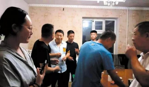 施文彬晕倒住院的前一天晚上,他还工作到凌晨两点。来源:吉尔吉斯斯坦《丝路新观察报》 施文彬晕倒住院的前一天晚上,他还工作到凌晨两点。来源:吉尔吉斯斯坦《丝路新观察报》