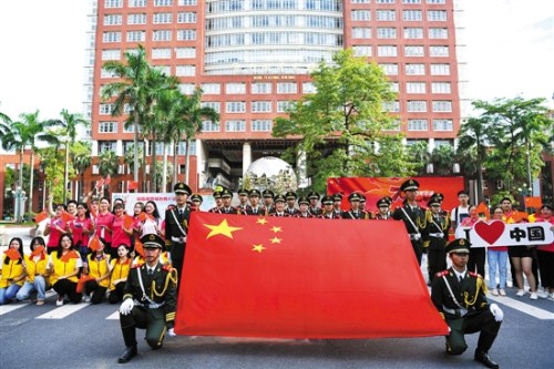 图为9月2日，暨南大学举行隆重的升国旗仪式，暨大学子们与国旗同框，向祖国表白 羊城晚报记者 周巍/摄