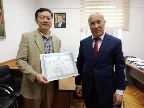 吉尔吉斯斯坦卫生部副部长马达明·卡拉捷夫(右)向河北医科大学第一医院心脏病专家王震(左)教授颁发荣誉证书。雪源 摄
