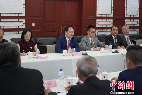 图为中国驻巴西大使杨万明(正面右四)发表讲话。 驻巴西使馆供图 图为中国驻巴西大使杨万明(正面右四)发表讲话。 驻巴西使馆供图