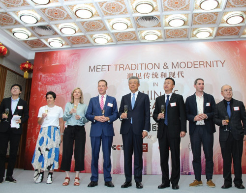 纪录片《遇见传统和现代-中国的宝藏》,在中国驻英大使馆举行推介会。(《欧洲时报》/陈斯睿、黄群琇 摄) 纪录片《遇见传统和现代-中国的宝藏》,在中国驻英大使馆举行推介会。(《欧洲时报》/陈斯睿、黄群琇 摄)