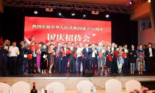 活动上,嘉宾们同声高歌《歌唱祖国》。(《欧洲时报》/夏晓彤 摄) 活动上,嘉宾们同声高歌《歌唱祖国》。(《欧洲时报》/夏晓彤 摄)